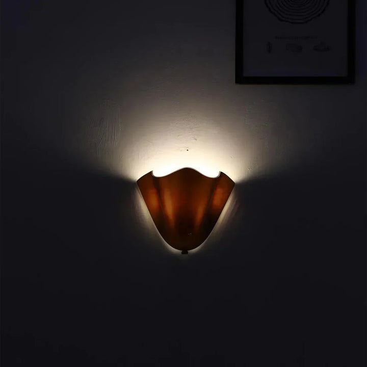 Skanto | Retro vegglampe laget av farget glass i skjørtformet skålmønster