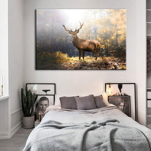Majestetisk hjort i skogen - lerret veggkunst maleri