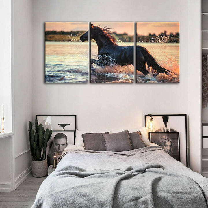 Galopperende hest i vannet – lerretsbilde, 3-delt