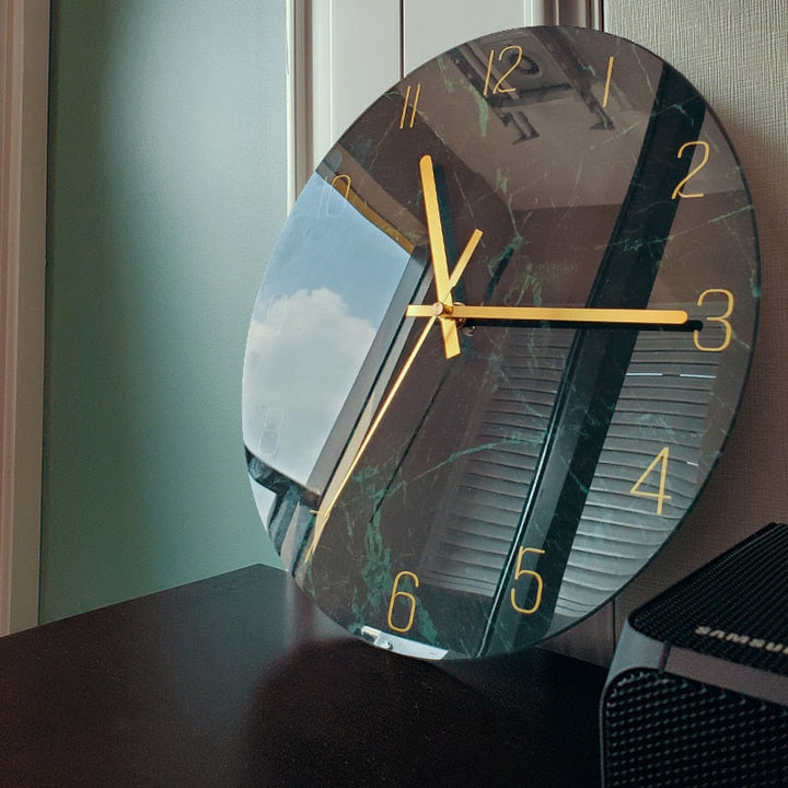 Kunstnerisk glassveggklokke for stilige interiører | Skanto