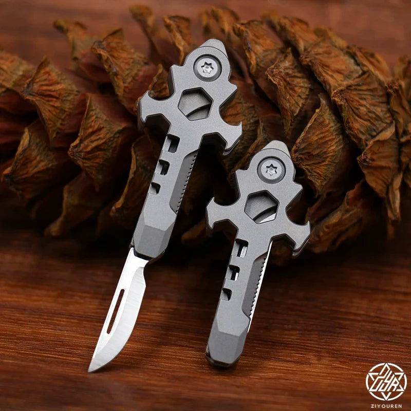 Skanto | Titanium Multi-Verktøy Nøkkelring: Mini EDC Gadget med Korkåpner & Boks Cutter