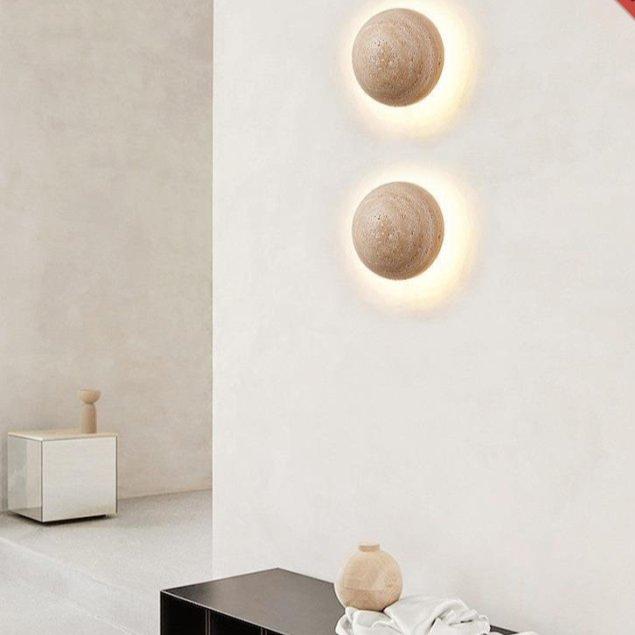 Skanto | Kremfarget vegglampe i skandinavisk stil som gir koselig lys og elegant enkelhet