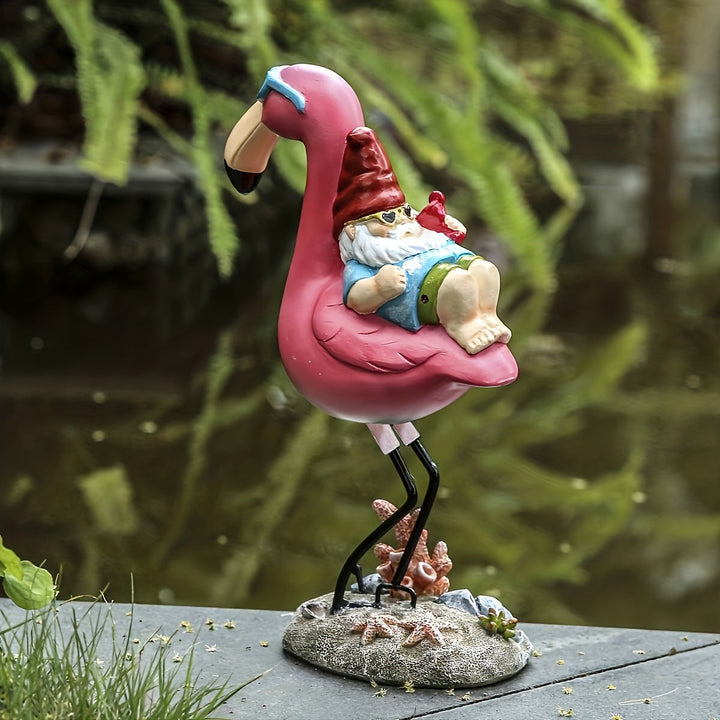 Skanto | Flamingo avslappende hagegnom statue
