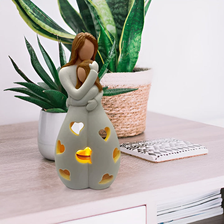 Skanto | Omfavne Mor Datter Figur Flammende Lysestake - LoveGlow