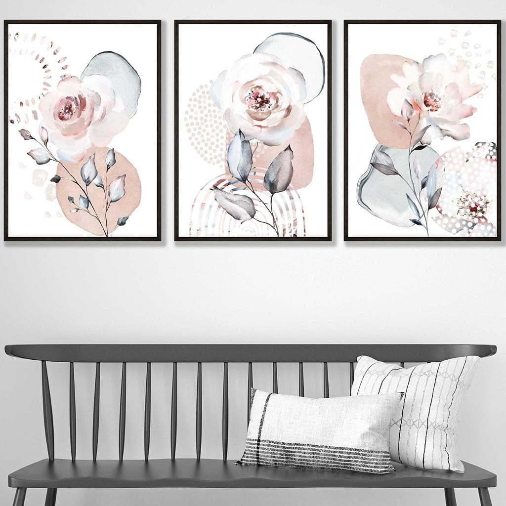 Abstrakte kunsttrykk med blomster i rosa og grått