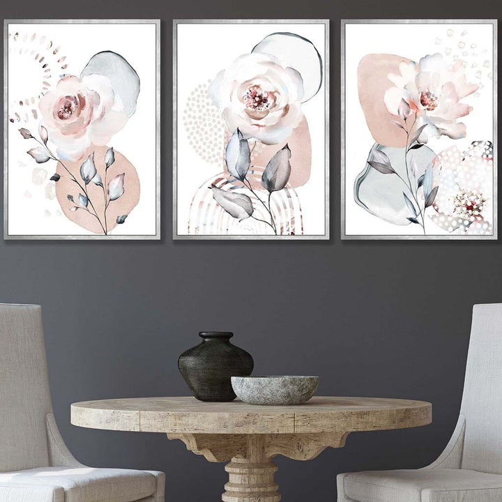 Abstrakte kunsttrykk med blomster i rosa og grått