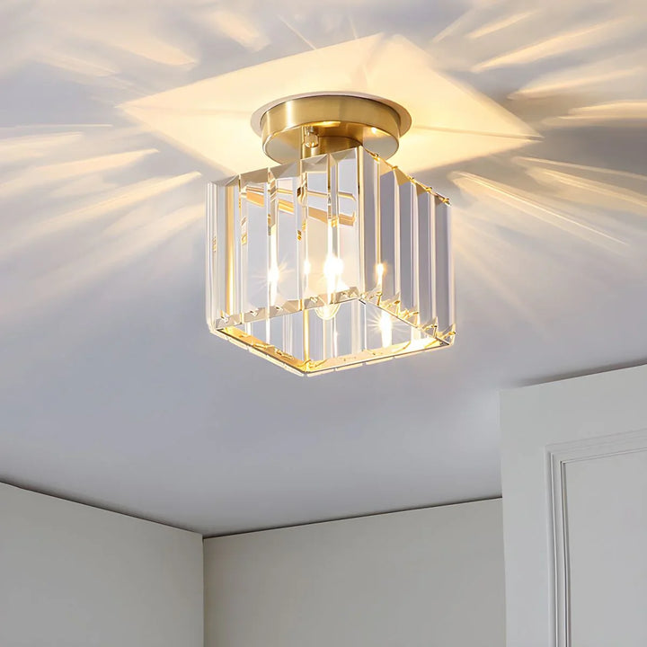 Skanto | Moderne Krystal Taklampe med Gull- og Svart Detaljer – Stilfull Belysning for Hjemmet Ditt