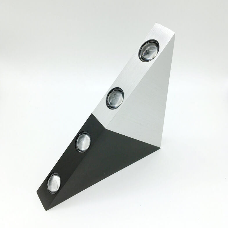 Skanto | TriLumina Prism LED Vegglampe | Kreativ Pyramide Design | Aluminium & Akryl | Fargede Lysalternativer