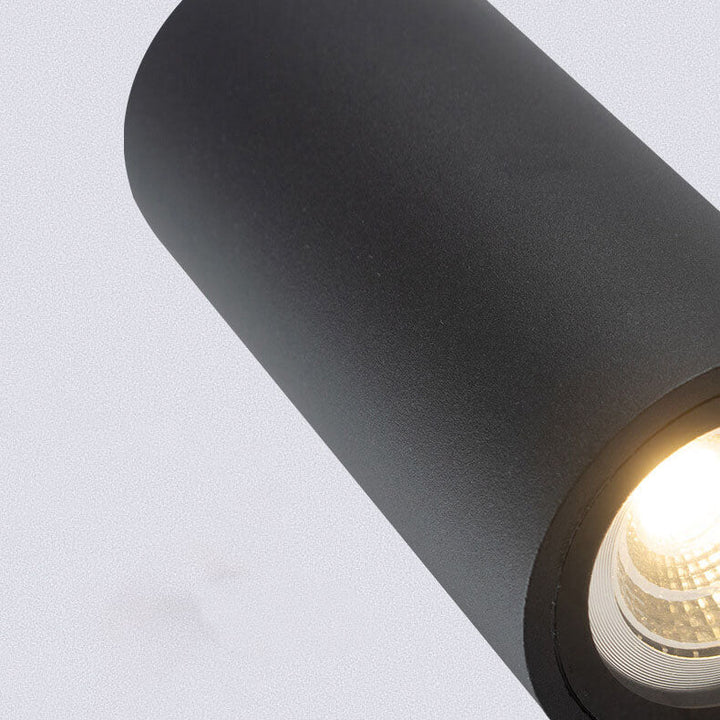 Moderne, enkel, vanntett vegglampe med 2 lyskilder laget av aluminium og glass i sylindrisk design for utendørs bruk.