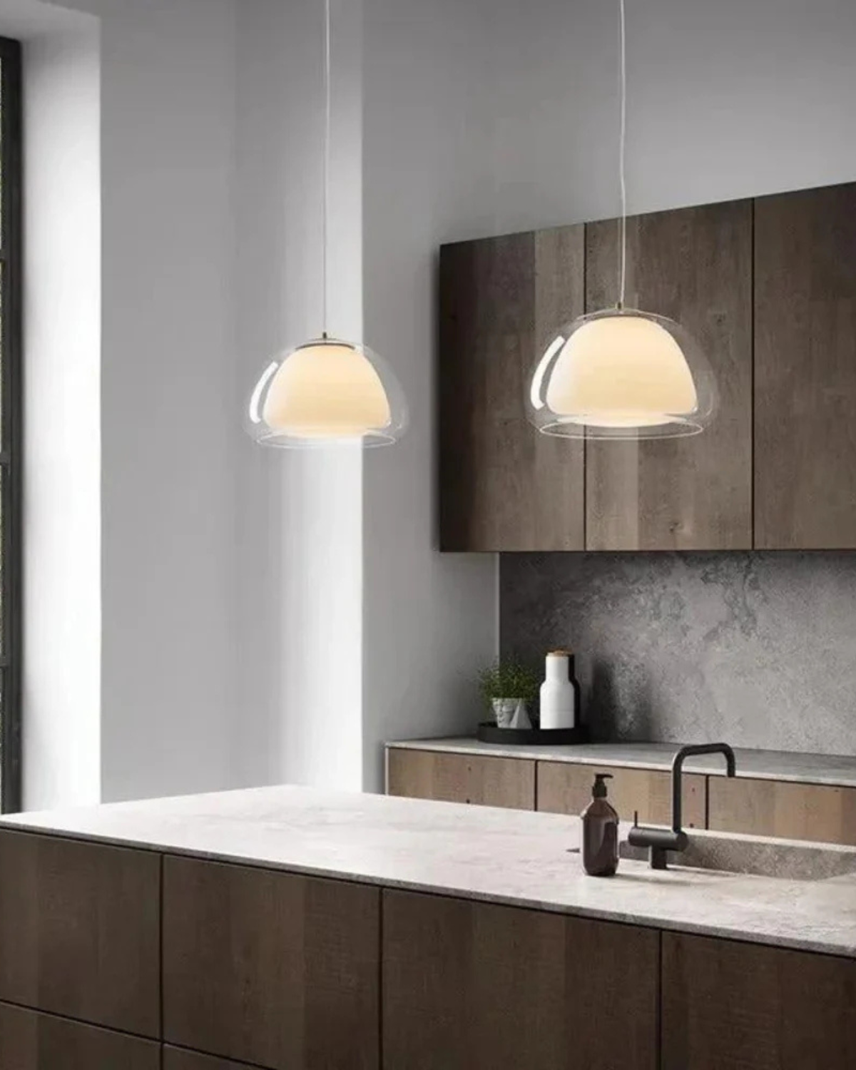 Norvo | Elegant lampe i form av en glasskuppel med krystallaccent