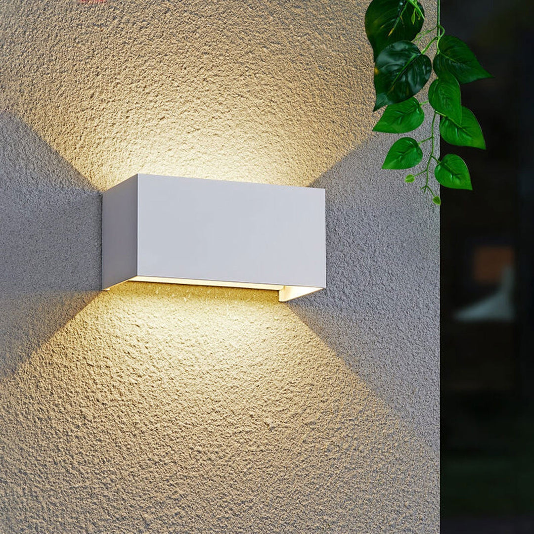 Moderne, vanntett, rektangulær LED-vegglampe for utendørs bruk med oppover- og nedoverrettet belysning.
