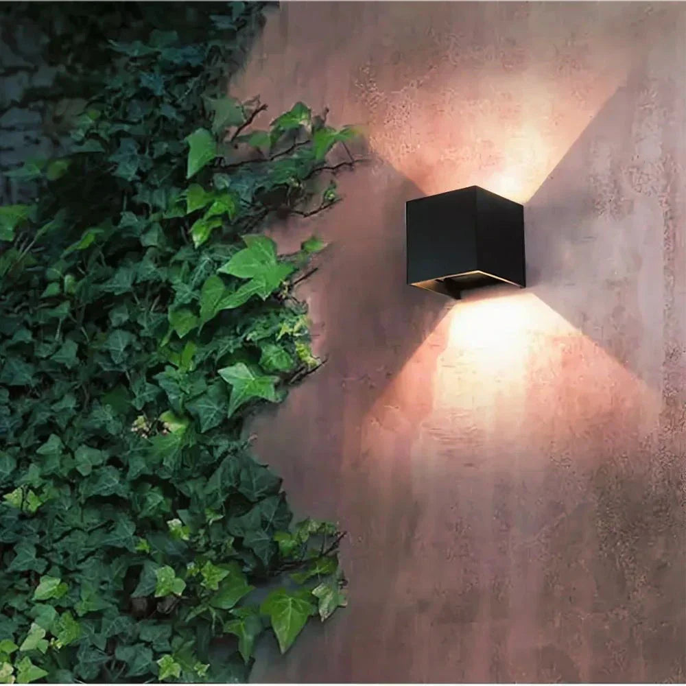 Moderne Wandleuchte fra schwarzem aluminium