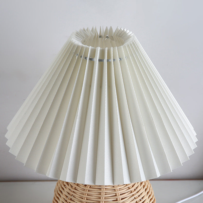 Skanto | RattaLume Nordic LED Bordlampe | Vevd Rattan & Foldbar Stoffskjerm | Stemningslys | Dekor for Soverommet