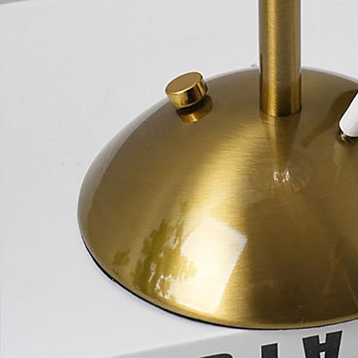 Skanto | Moderne skandinavisk oppladbar jernstoff cone plisserte LED bordlampe for nattbord