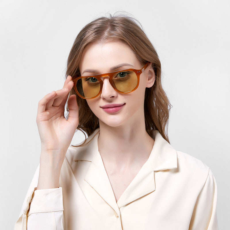 Dame klassisk solbrille med kvadratisk ramme og polarisert glass Skanto