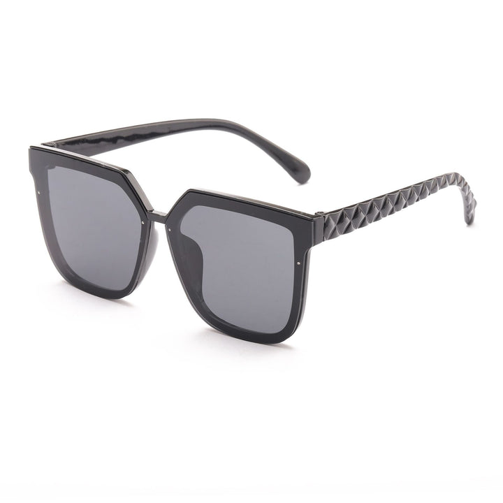 Dame modische solbrille med innovativ polygonal design Skanto