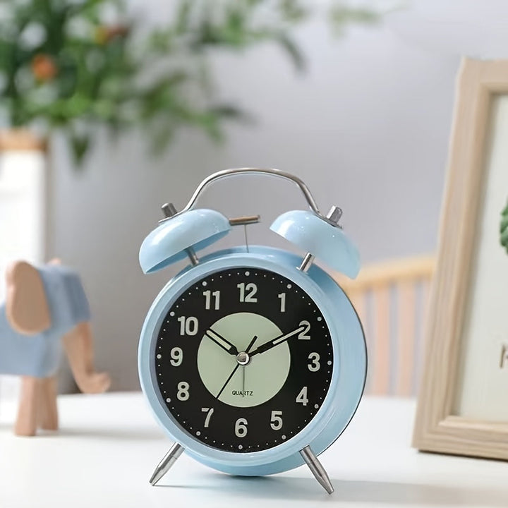 Skanto | LuminousTime - Elegant Metall Vekkerklokke med Mild Belysning for Fredfulle Morgen- og Kvelder