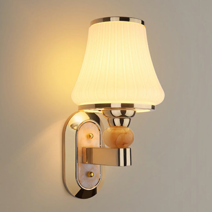 Simplicity Flared Veggmontert Belysning Enkel Matt Hvit Glass Lampe i Gull | Skanto