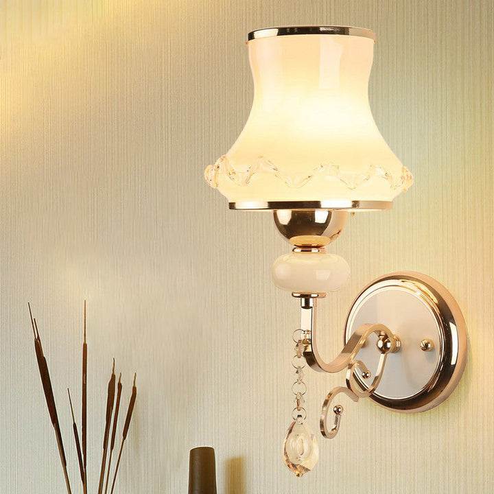 Simplicity Flared Veggmontert Belysning Enkel Matt Hvit Glass Lampe i Gull | Skanto
