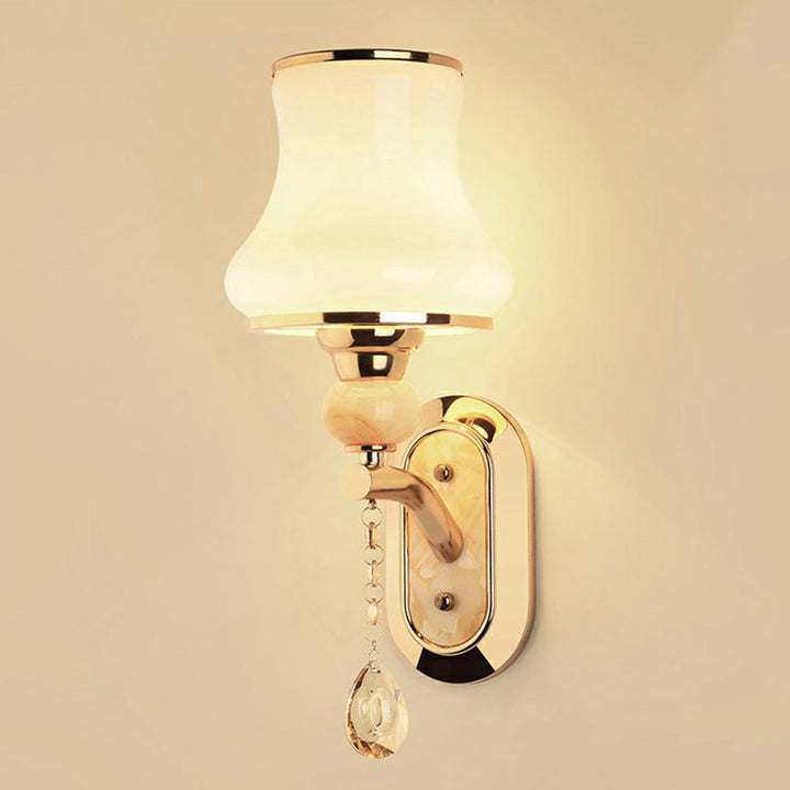 Simplicity Flared Veggmontert Belysning Enkel Matt Hvit Glass Lampe i Gull | Skanto
