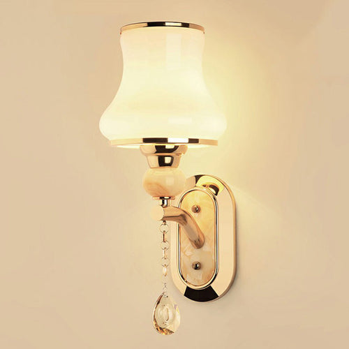 Simplicity Flared Veggmontert Belysning Enkel Matt Hvit Glass Lampe i Gull | Skanto