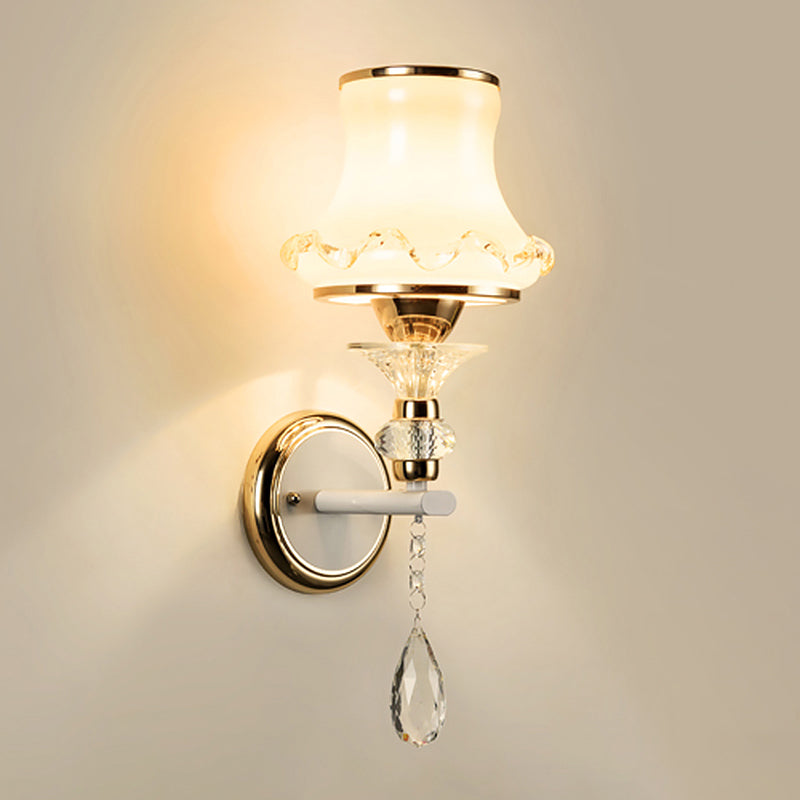 Simplicity Flared Veggmontert Belysning Enkel Matt Hvit Glass Lampe i Gull | Skanto