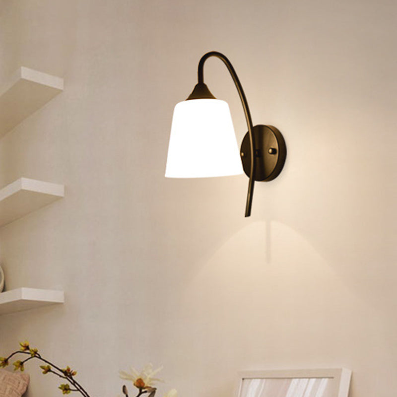 Svart finish gåsehalsslampa rustikt metall 1 pære soverom vegglampe med melkefarget glasskjerm | Skanto