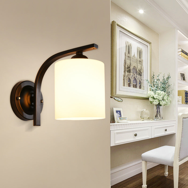 Sylinderisk Hvit Glass Vegglampe Vintage 1 Hode Korridor Vegglys med Buet Arm i Svart | Skanto