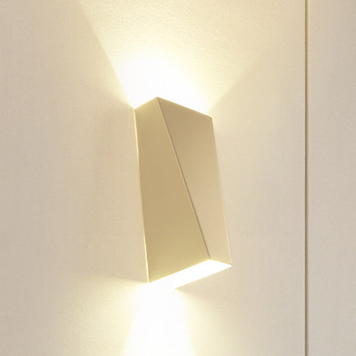 Minimalistisk Stil Trapezoid Veggvasker Lys Aluminium Varm/Hvit Belysning LED Sengelampe i Svart/Hvit | Skanto