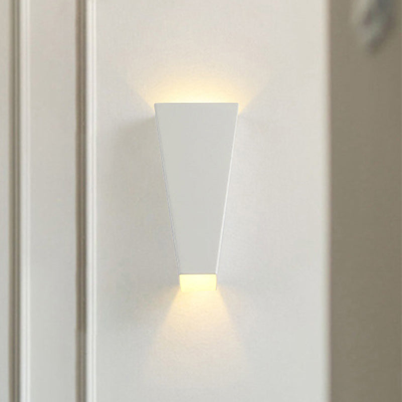 Minimalistisk Stil Trapezoid Veggvasker Lys Aluminium Varm/Hvit Belysning LED Sengelampe i Svart/Hvit | Skanto