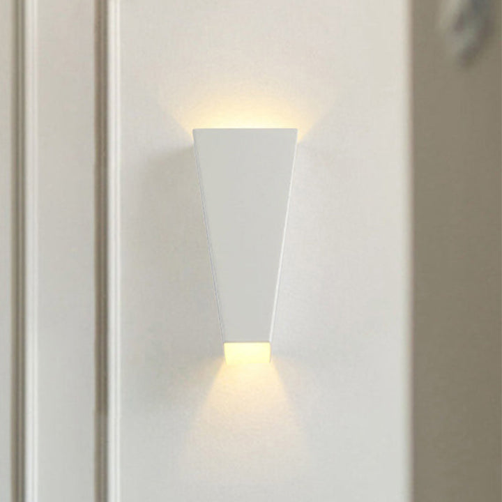 Minimalistisk Stil Trapezoid Veggvasker Lys Aluminium Varm/Hvit Belysning LED Sengelampe i Svart/Hvit | Skanto