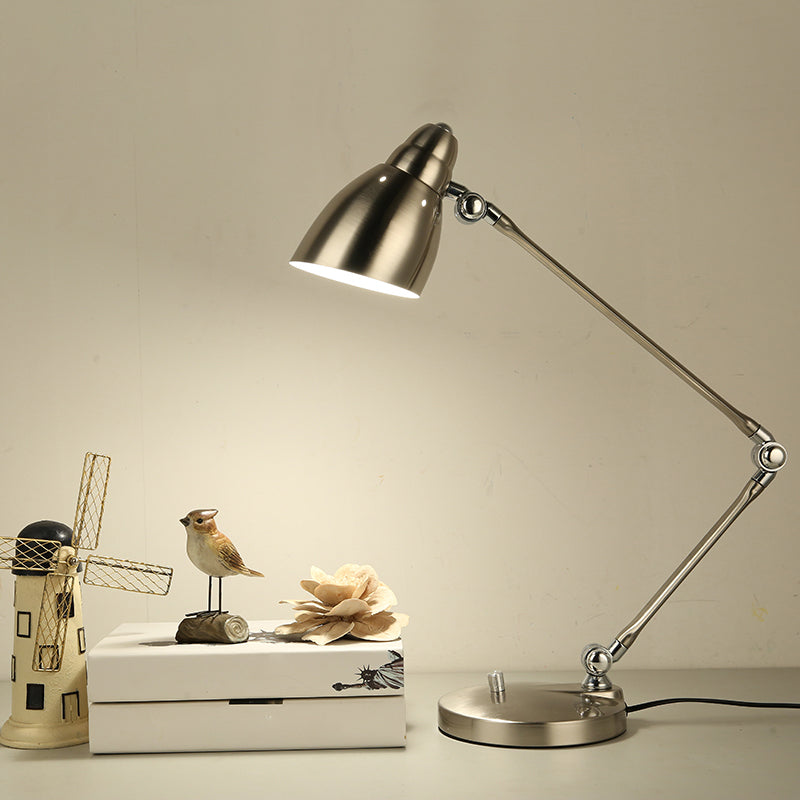 Skanto | Industriell bordlampe laget av metall med justerbar arm og klokkeformet skjerm