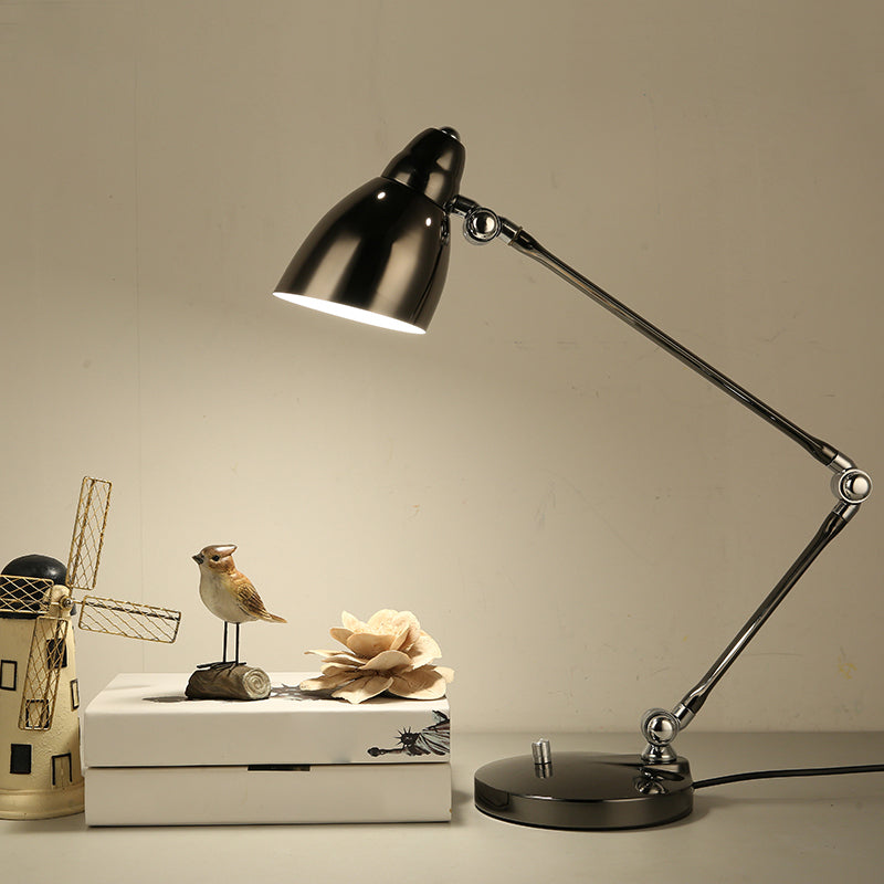 Skanto | Industriell bordlampe laget av metall med justerbar arm og klokkeformet skjerm