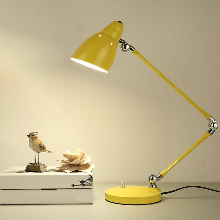 Skanto | Industriell bordlampe laget av metall med justerbar arm og klokkeformet skjerm