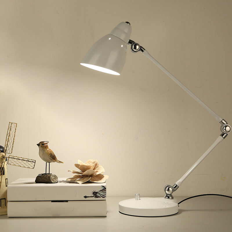 Skanto | Industriell bordlampe laget av metall med justerbar arm og klokkeformet skjerm