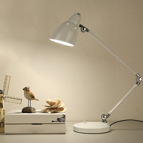 Skanto | Industriell bordlampe laget av metall med justerbar arm og klokkeformet skjerm