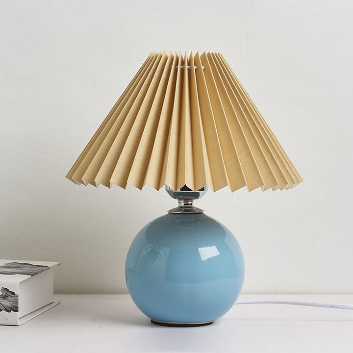 Skanto | Nordisk minimalistisk 1-lampe bordlampe laget av keramikk med folder