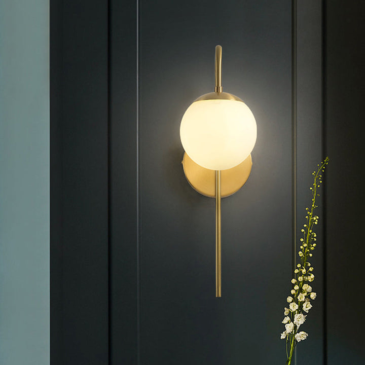 Sphere Veggmontert Lampe Minimal Frosted Glass 1 Pære Hvit Sconse Belysning med Gylden Gåsehalsarm | Skanto