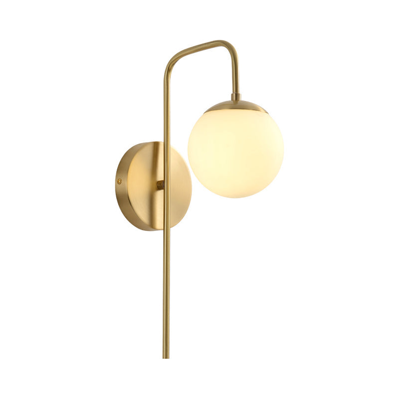 Sphere Veggmontert Lampe Minimal Frosted Glass 1 Pære Hvit Sconse Belysning med Gylden Gåsehalsarm | Skanto