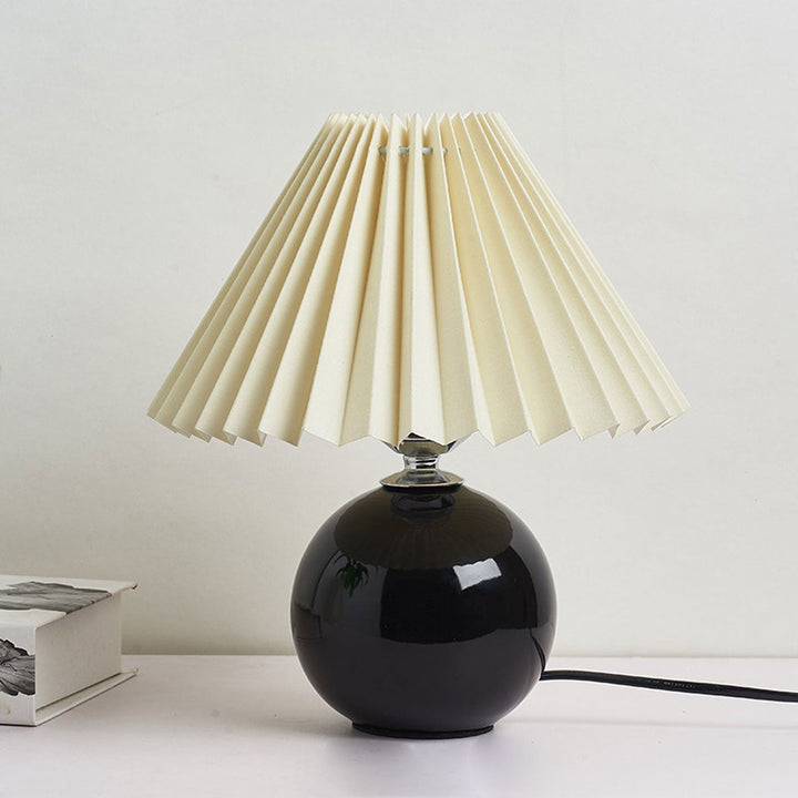 Skanto | Nordisk minimalistisk 1-lampe bordlampe laget av keramikk med folder