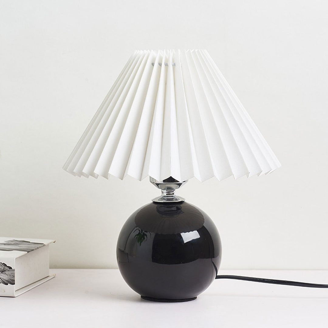 Skanto | Nordisk minimalistisk 1-lampe bordlampe laget av keramikk med folder