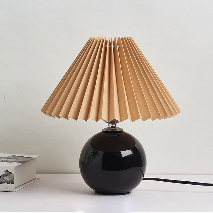 Skanto | Nordisk minimalistisk 1-lampe bordlampe laget av keramikk med folder