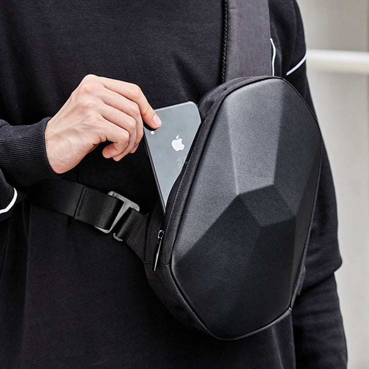 Skanto | Tyverisikret, vanntett, kollisjonsbestandig brystveske, med geometrisk 3D-skall, side USB-grensesnitt, høy-kvalitets beskyttelse, fler-lags partisjon lagring, for reise, utflukter, shopping og mer