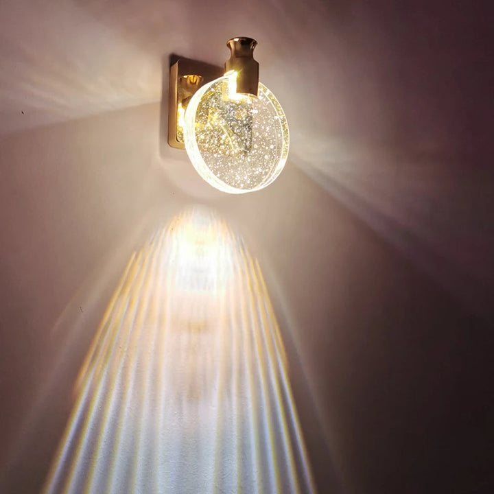 LumièreCéleste – Elegant Gullvegglampe for Atmosfæriske Interiører Skanto