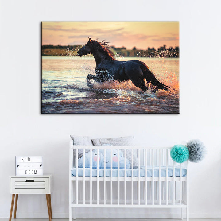 Galopperende hest i vannet – lerretbilde