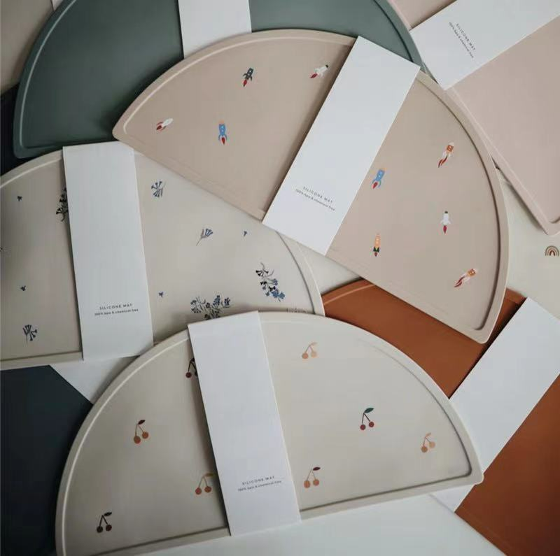 Skanto | Silikon Placemat for Barn – Rutsjebeskyttende Bordmatte i Halvmåneform