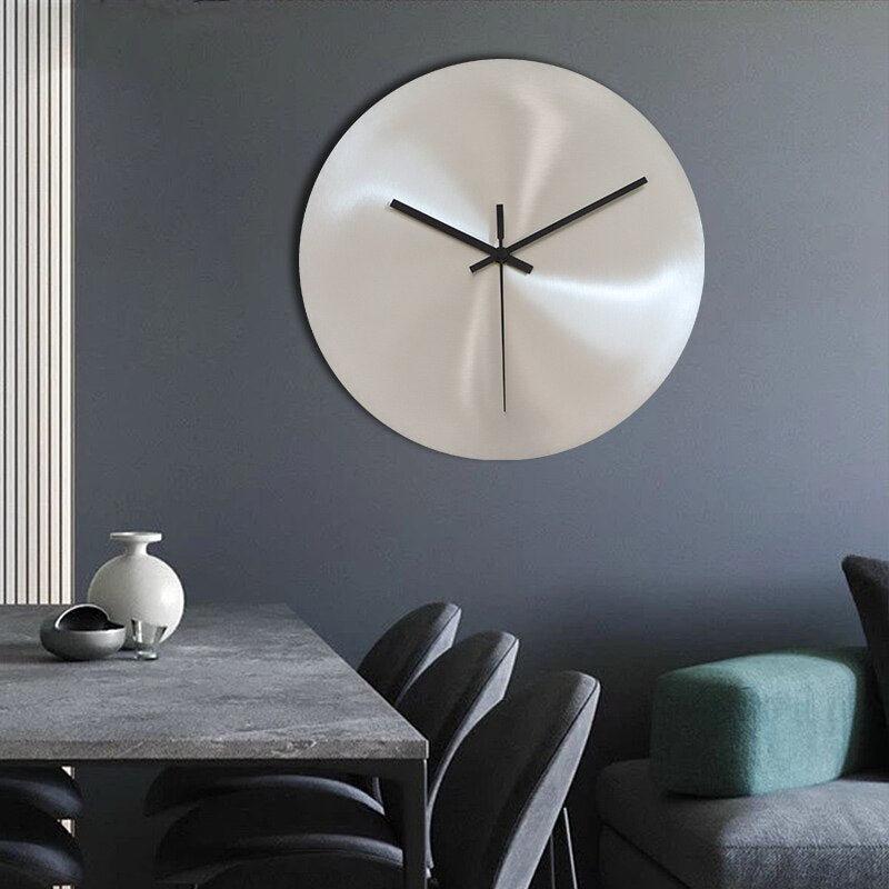 TijdStaal Veggklok – Moderne Rustfritt Stål Klokke med Elegant Design og Store Tall | Skanto