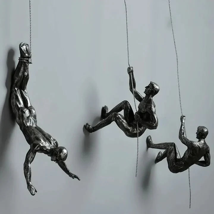Skanto | Kletternde Männer Wandfigur | Moderne Kunst-Wanddekoration