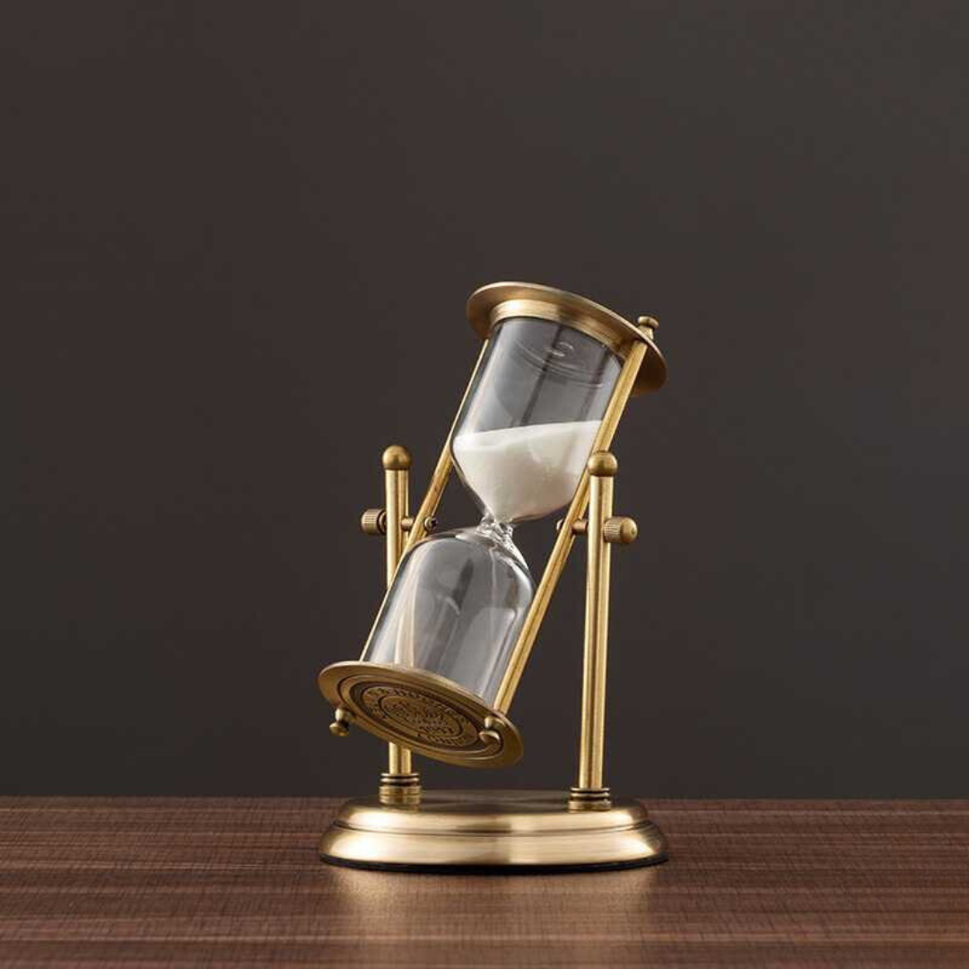 Skanto | Antikk timeglass laget av messing med fiolett sand