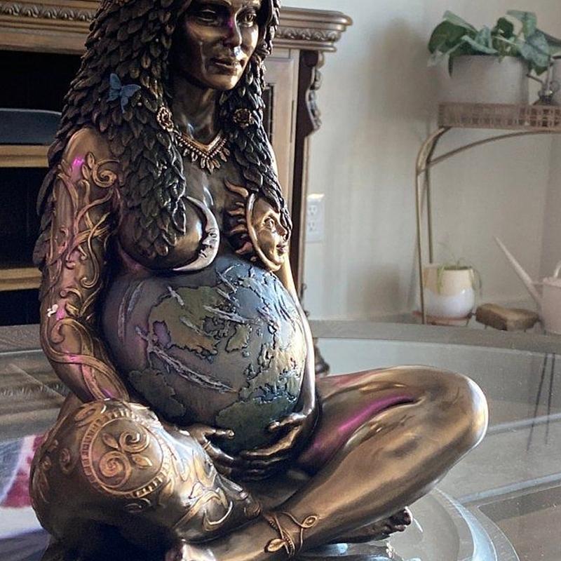 Statue av Jorden Gudinne | Skanto
